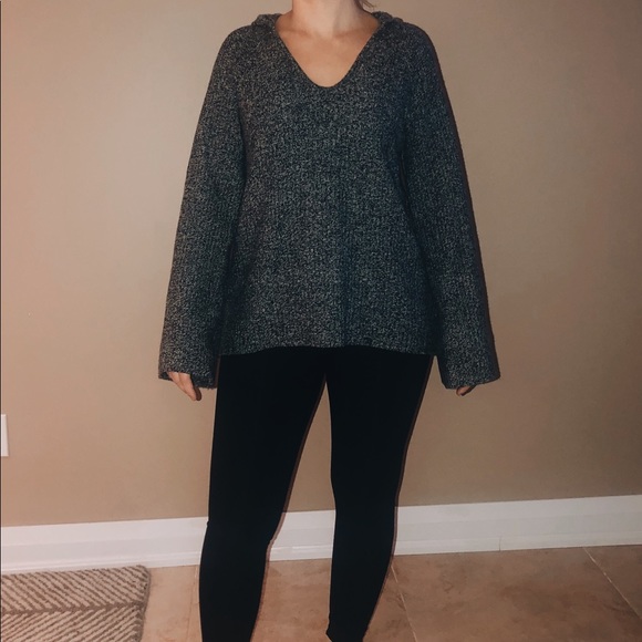 GAP Hooded Pullover - Picture 2 of 5